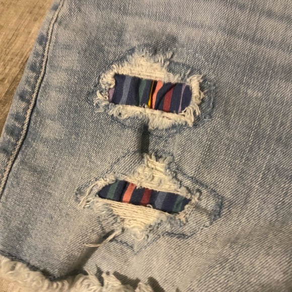 Like new Abercrombie girls MIDI Denim shorts - Picture 2 of 5